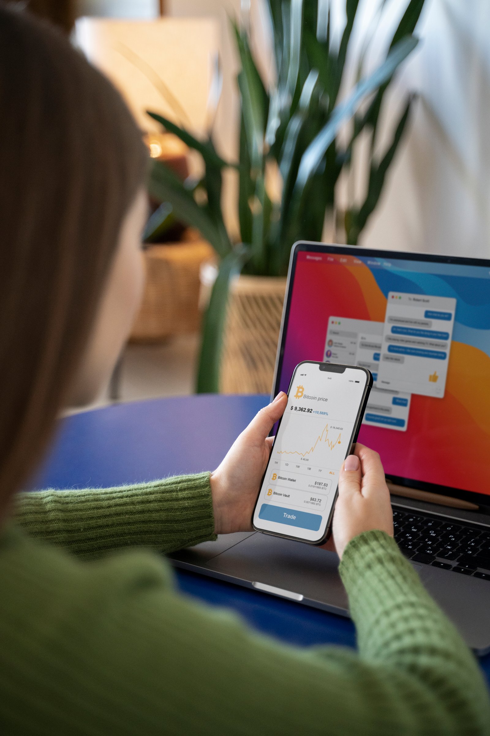 woman-searching-crypto-coins-using-her-smartphone-while-being-home experta en google ads